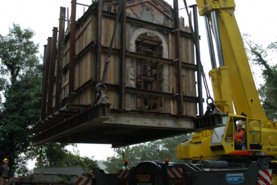 2004  001 – spostamento di edificio storico